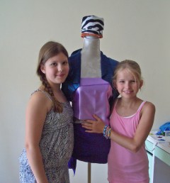 Die Designerinnen mit der neu eingekleideten "Annabel"