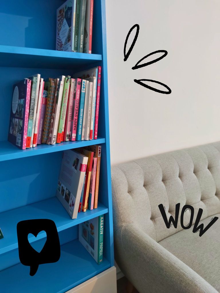 Ein blauer Bücherregal mit verschiedenen bunten Büchern und einem grauen Sofa im Hintergrund. Grafische Elemente mit den Wörtern 'WOW' und einem Herz sind hinzugefügt.